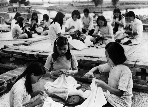 抗日根据地的妇女缝制军衣，支援前线。.jpg