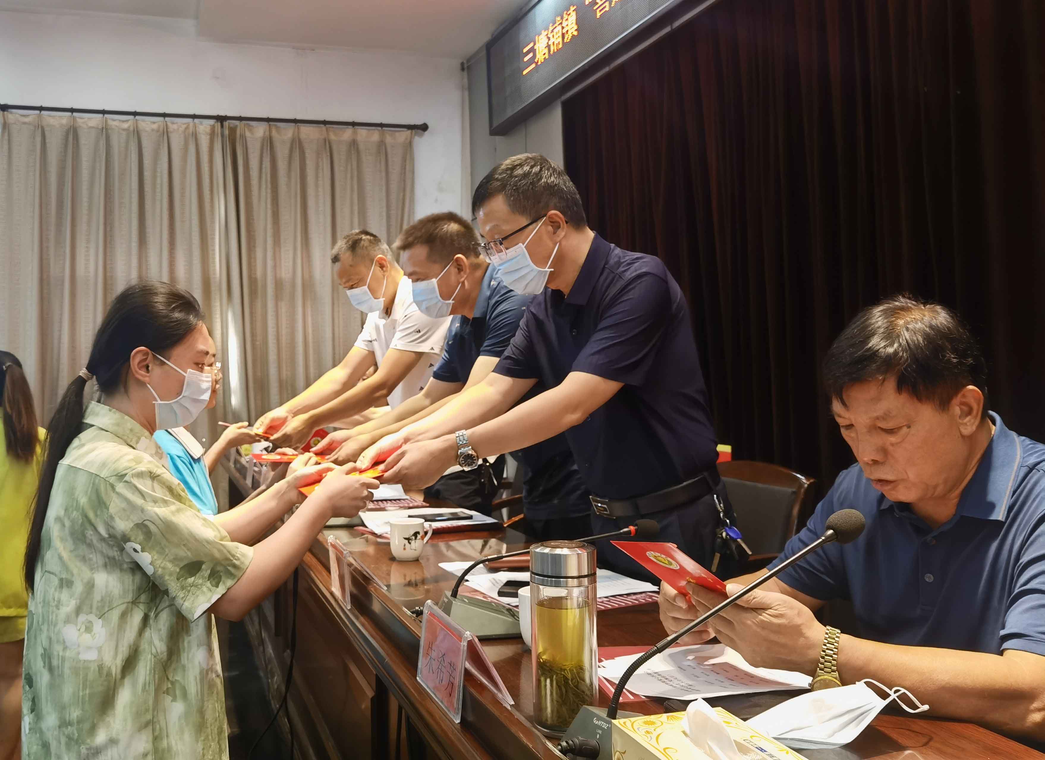 对受助学生进行表彰 欧阳欢摄.jpg