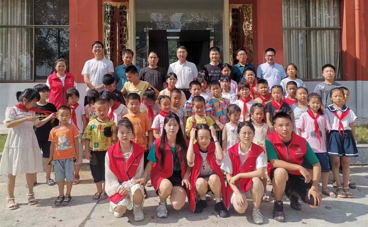 衡阳县岣嵝乡凤山村志愿者与留守儿童合影。.jpg