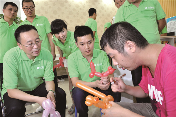 安邦志愿者开展公益活动.jpg