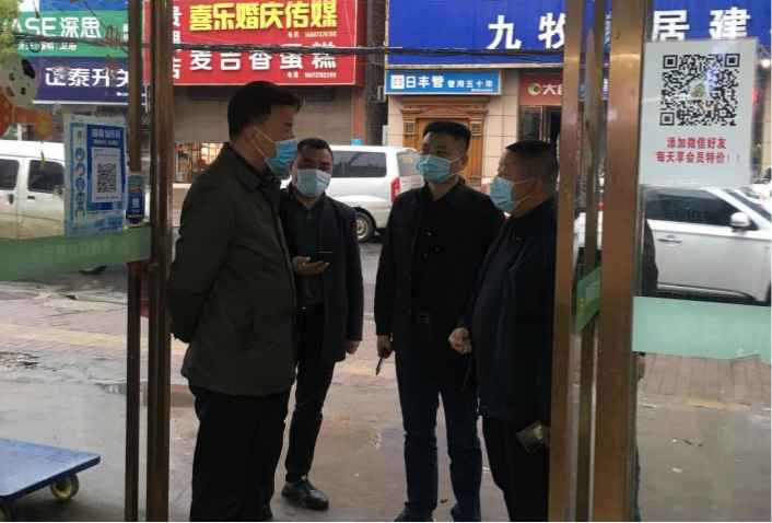 赫山区政协主席陈铁军在兰溪镇指导疫情防控工作.jpg