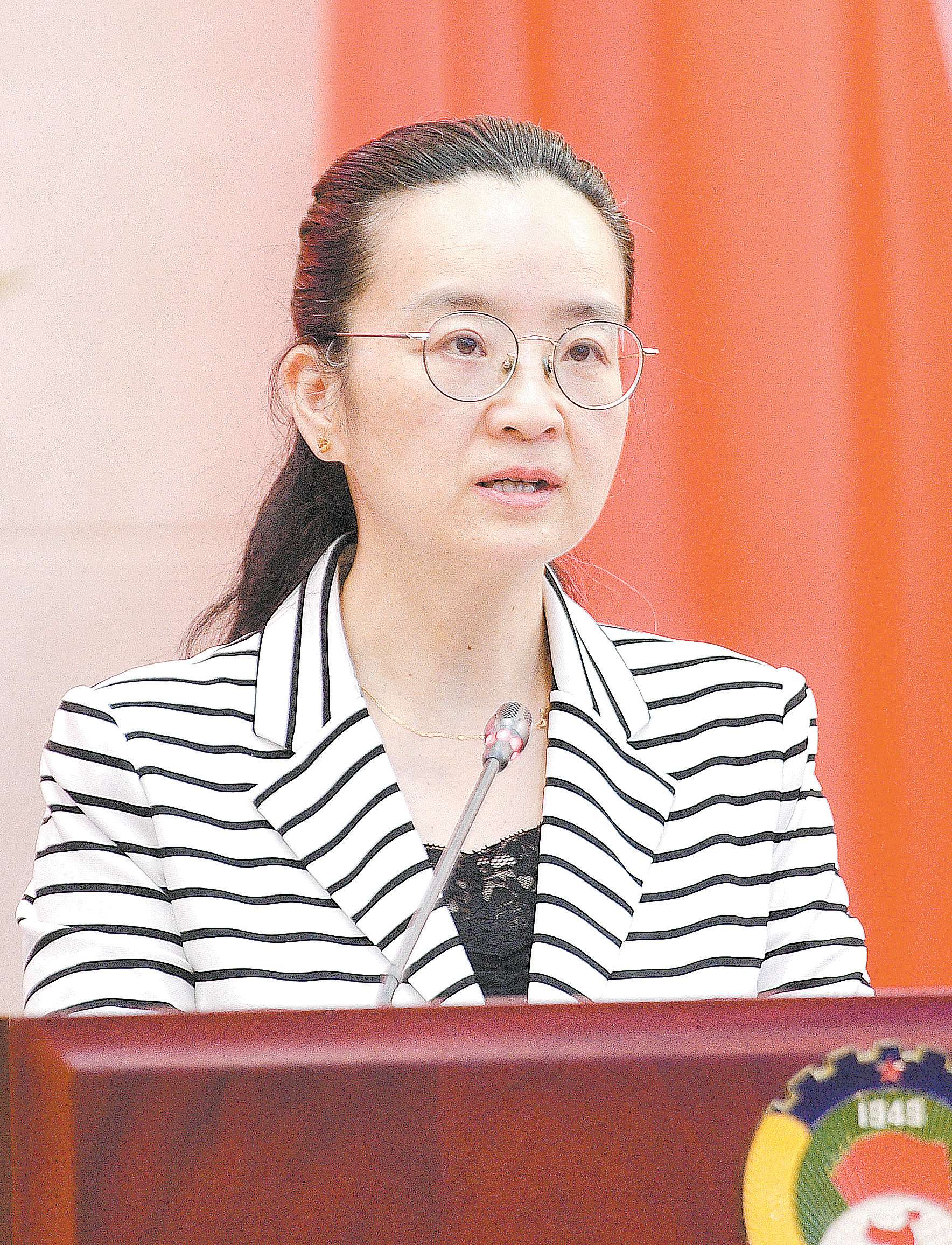 胡颖.jpg