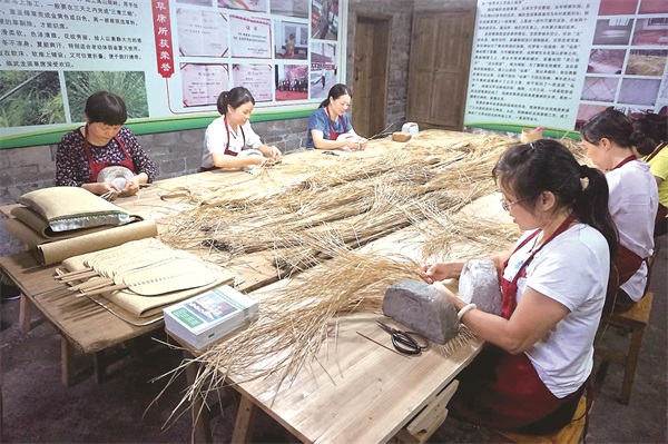 学习龙须草席编织技艺。.jpg