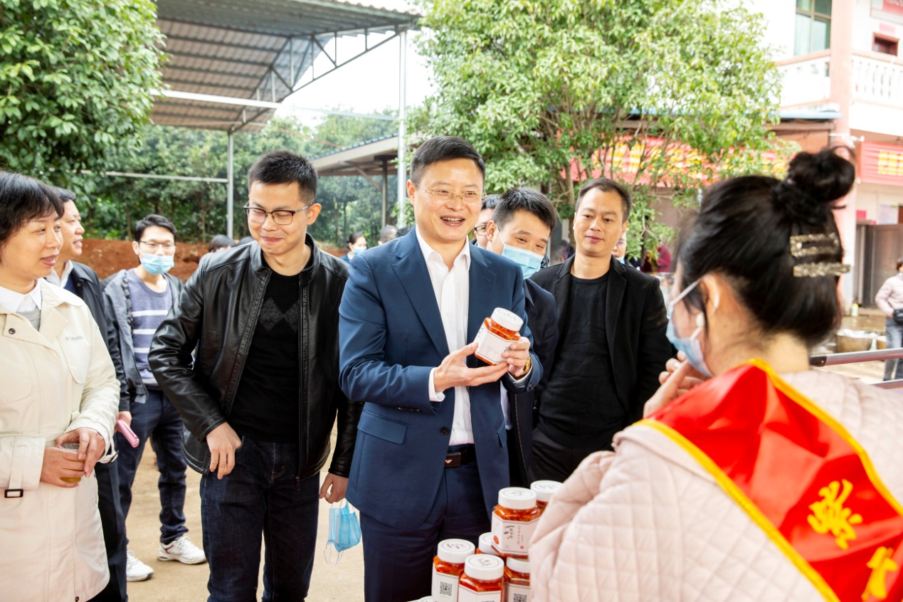 人大“搭台” 邮政“唱戏2.jpg