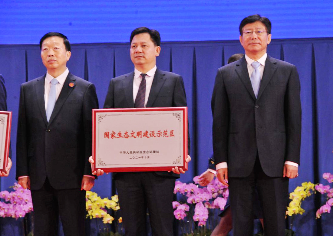 10月14日，云南昆明。长沙县委副书记、县长陈永高捧回“第五批国家生态文明建设示范区”金字招牌。（受访者 供图）.jpg