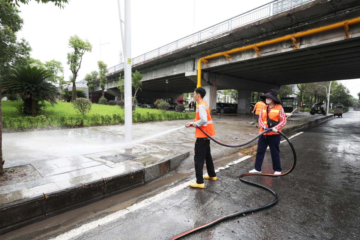 环卫工人正在清洗路面。.jpg