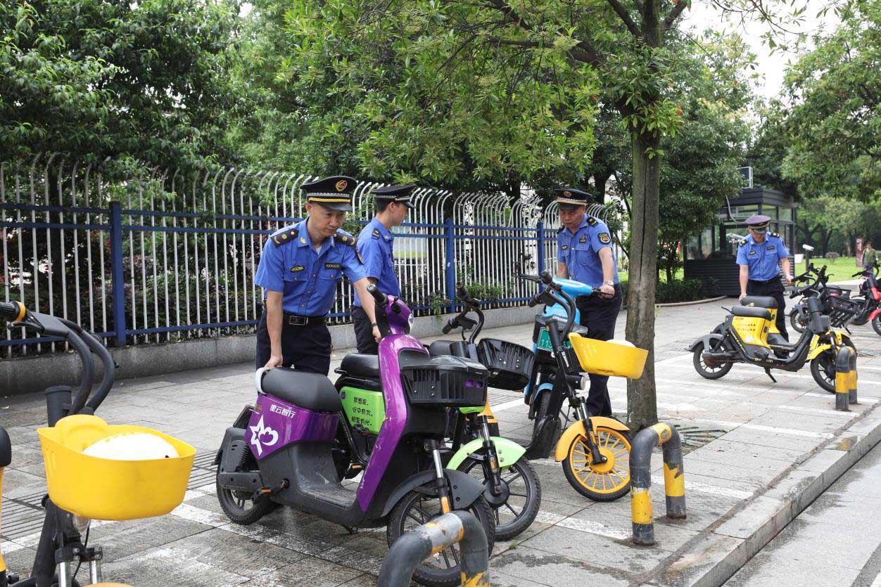城管队员正在整理共享单车。.jpg