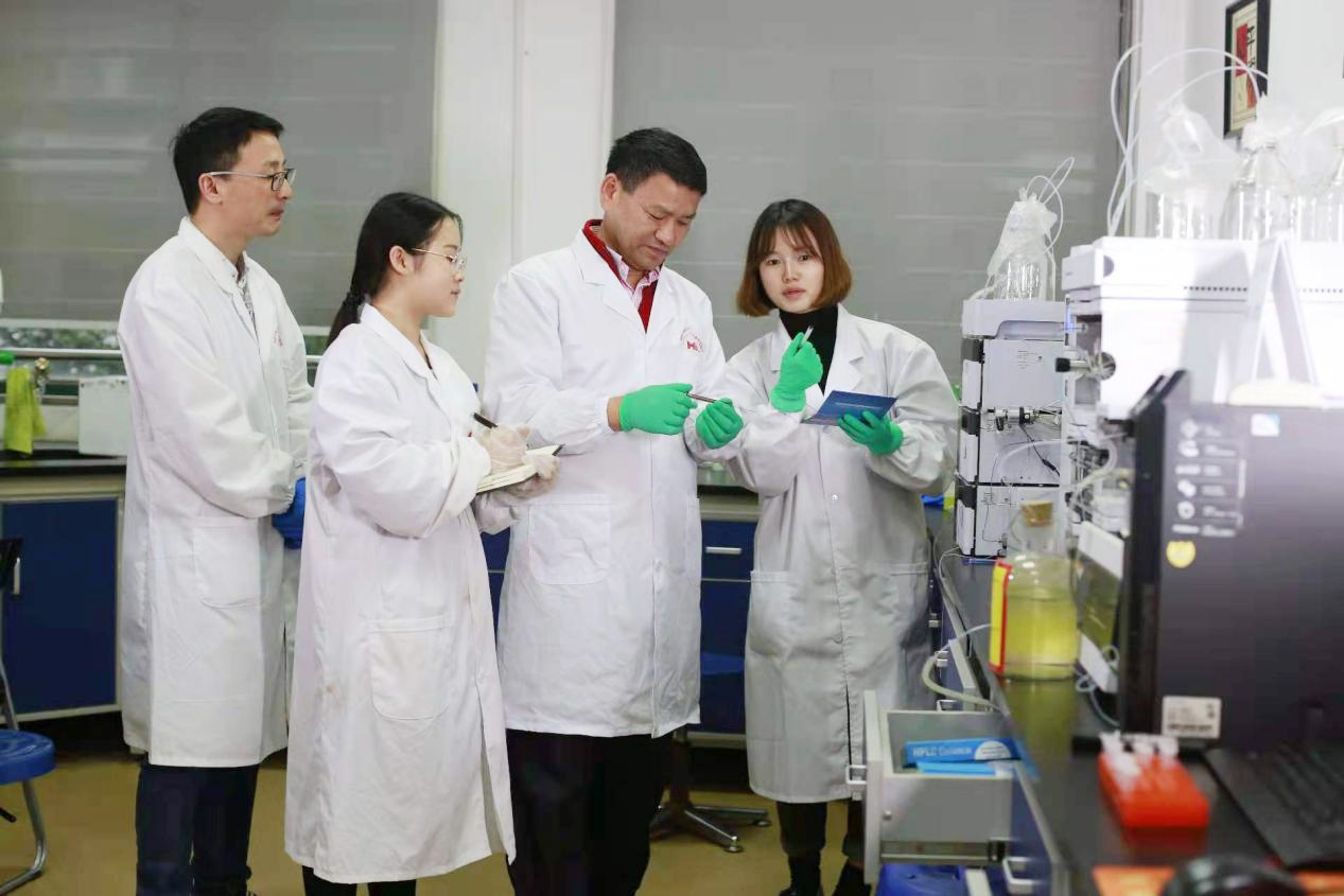 谭蔚泓院士（右二）指导学生科研。.jpg