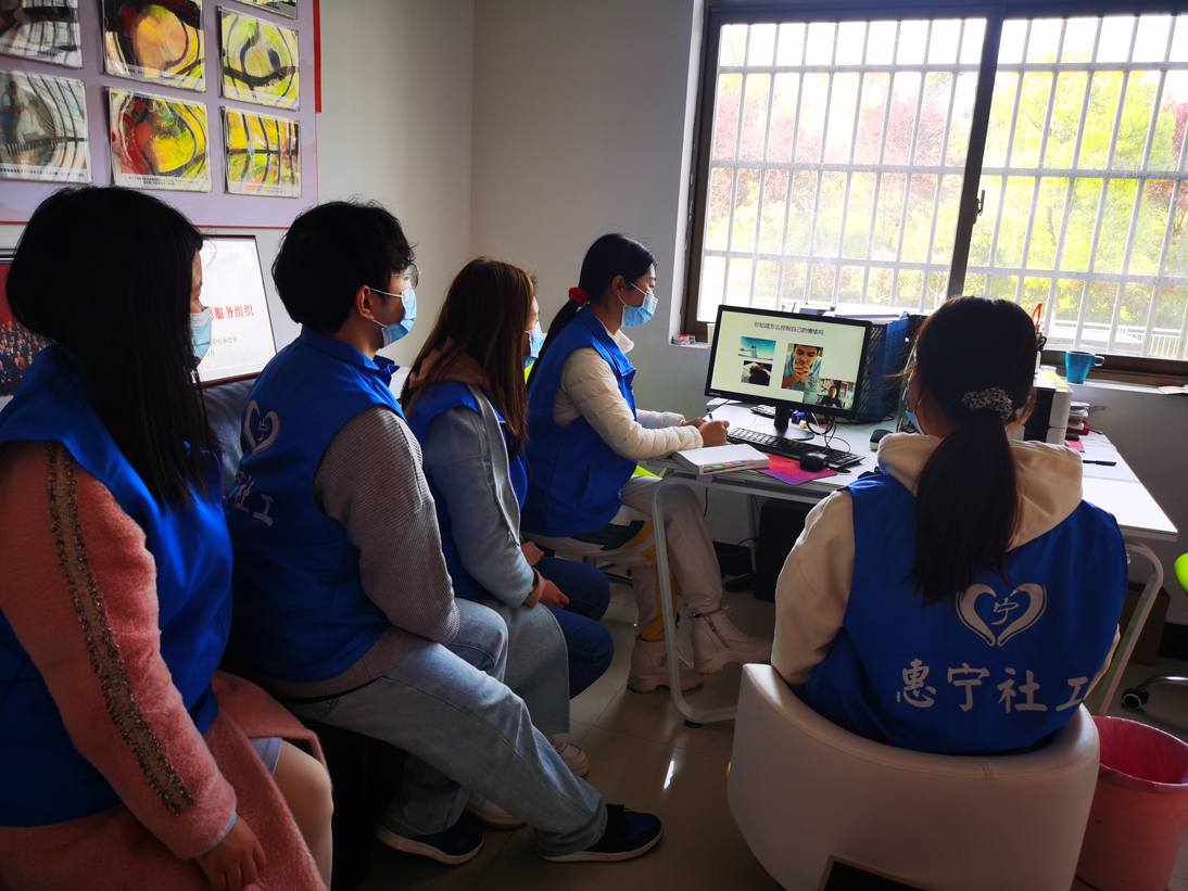 宁乡市政协委员罗晴和所在公益机构志愿者在观看讲座.jpg