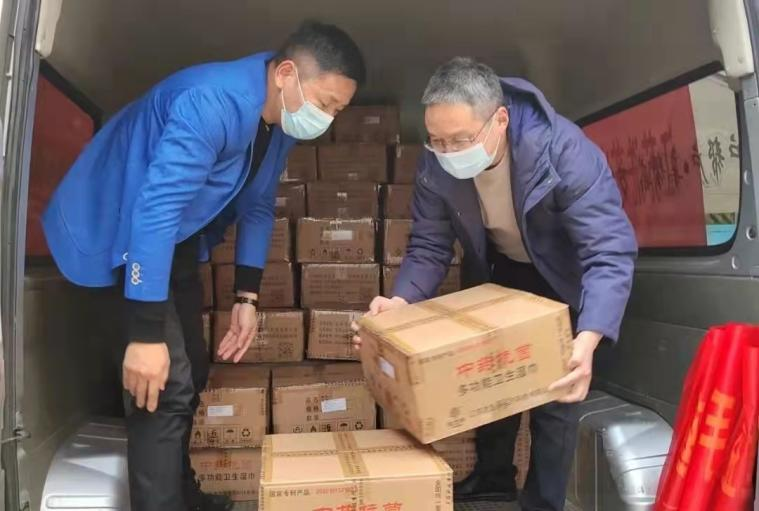 政协委员给防疫一线人员送物资.png