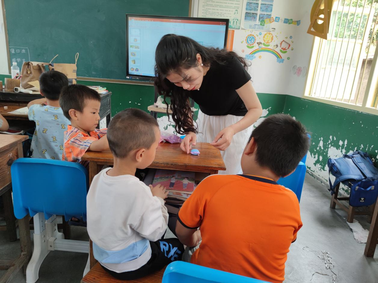 志愿者老师与山区学生互动.png