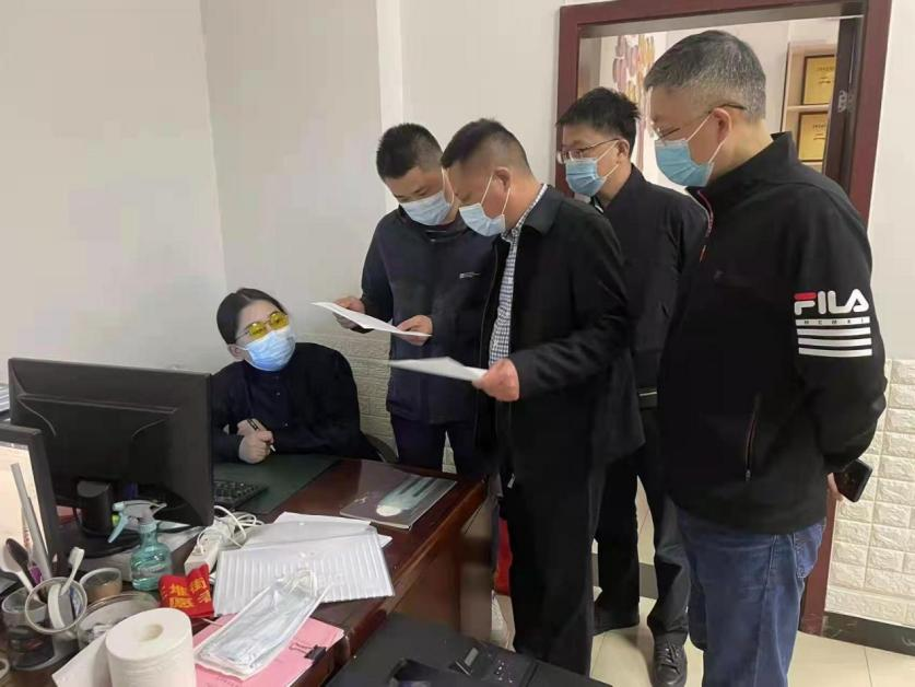 芙蓉区政协主席喻志刚在新桥新村社区督查防疫工作.png