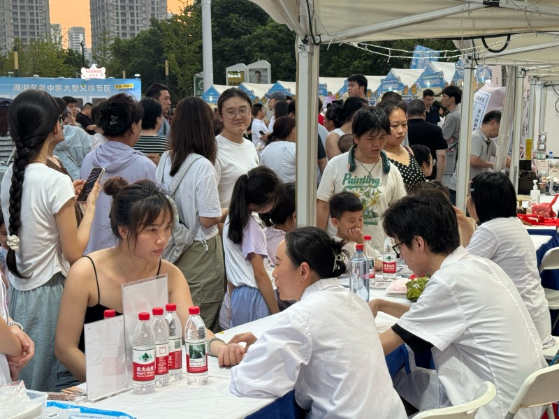 医护人员现场义诊。受访单位供图