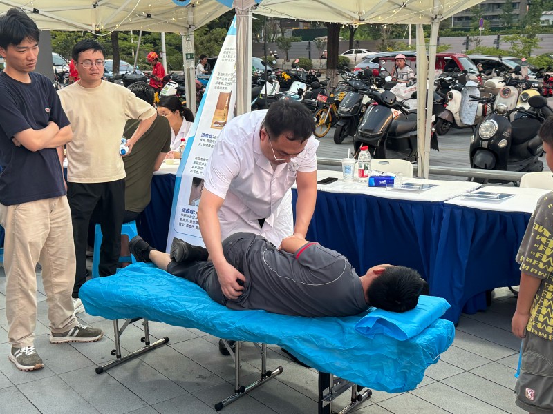 医护人员给快递小哥进行推拿。受访单位供图