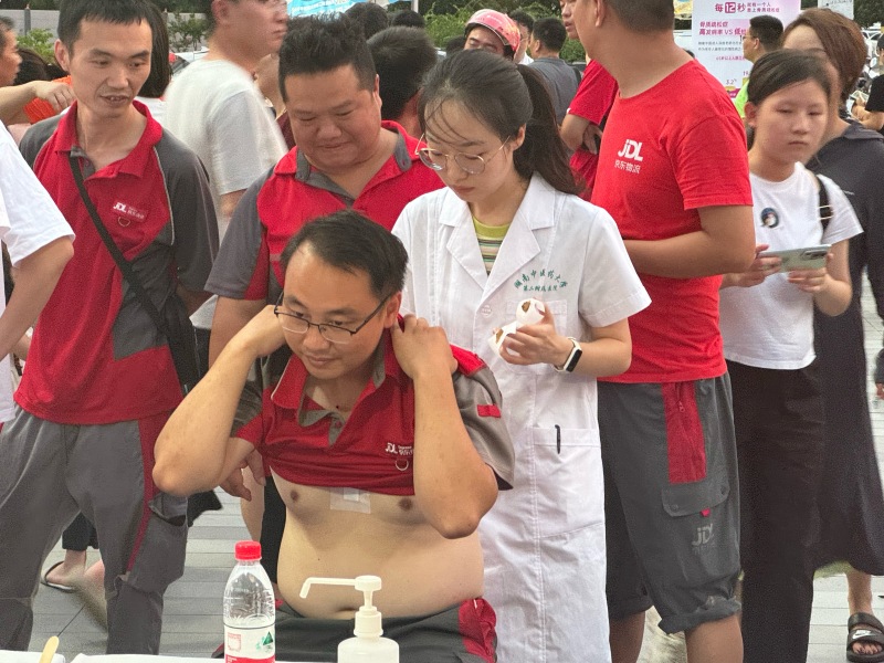 医护人员给快递小哥贴三伏贴。受访单位供图
