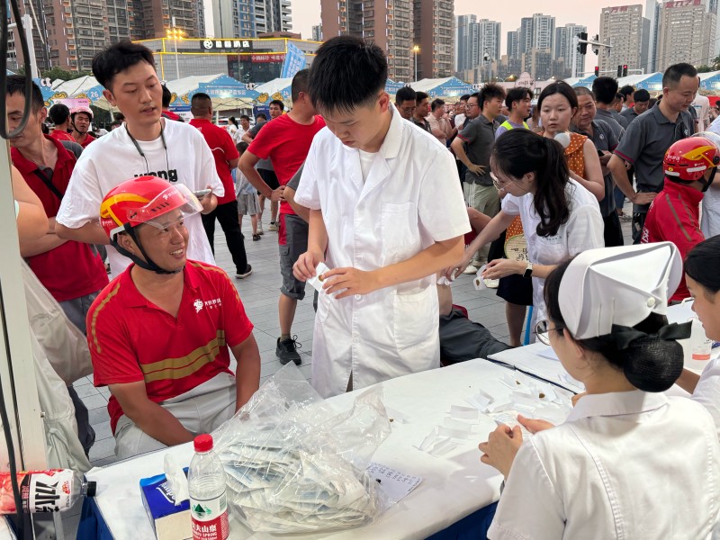 医护人员给快递小哥贴三伏贴。受访单位供图