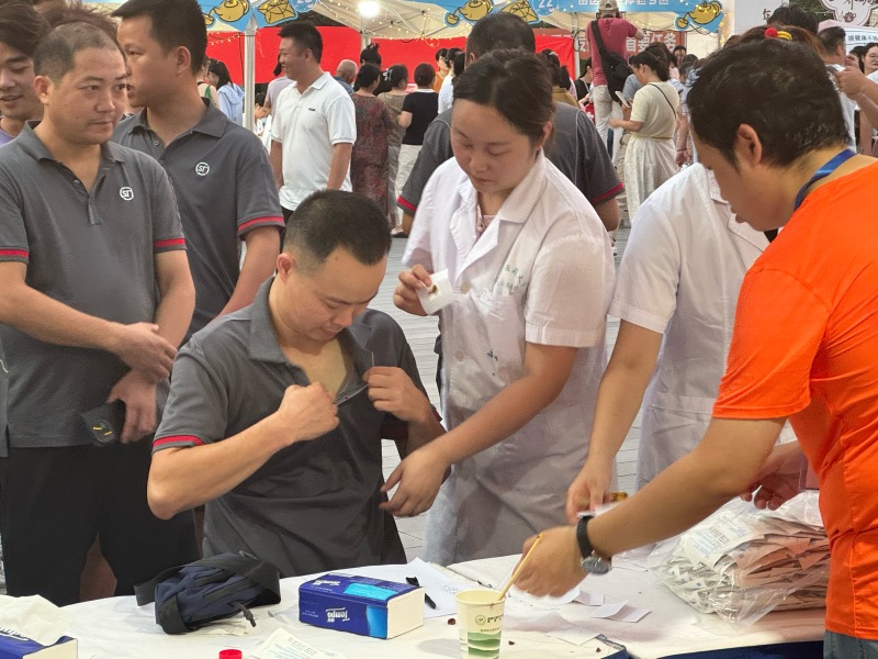 医护人员给快递小哥贴三伏贴。受访单位供图