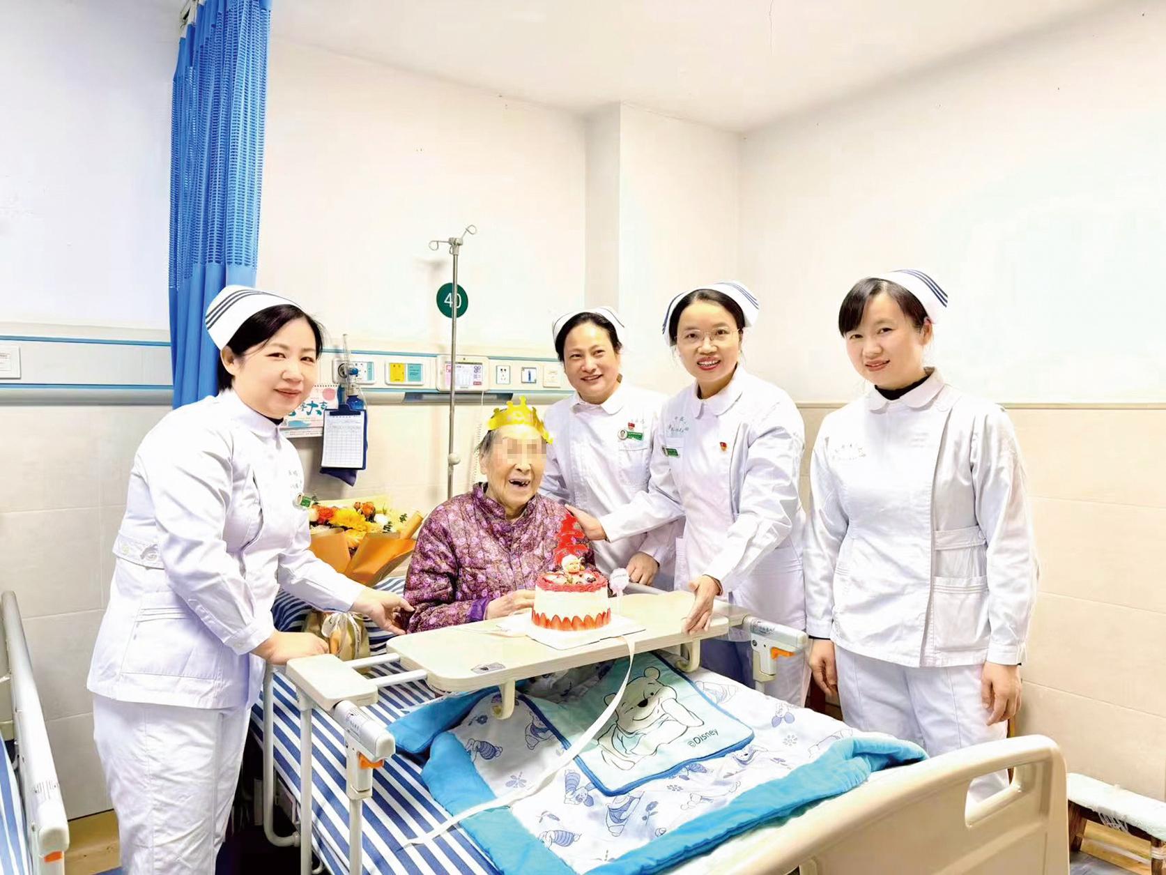 老年科医护人员陪同王奶奶在病房过生日。((553862)-20260130224428.jpg 老年科医护人员陪同王奶奶在病房过生日。((553862)-20260130224428.jpg
