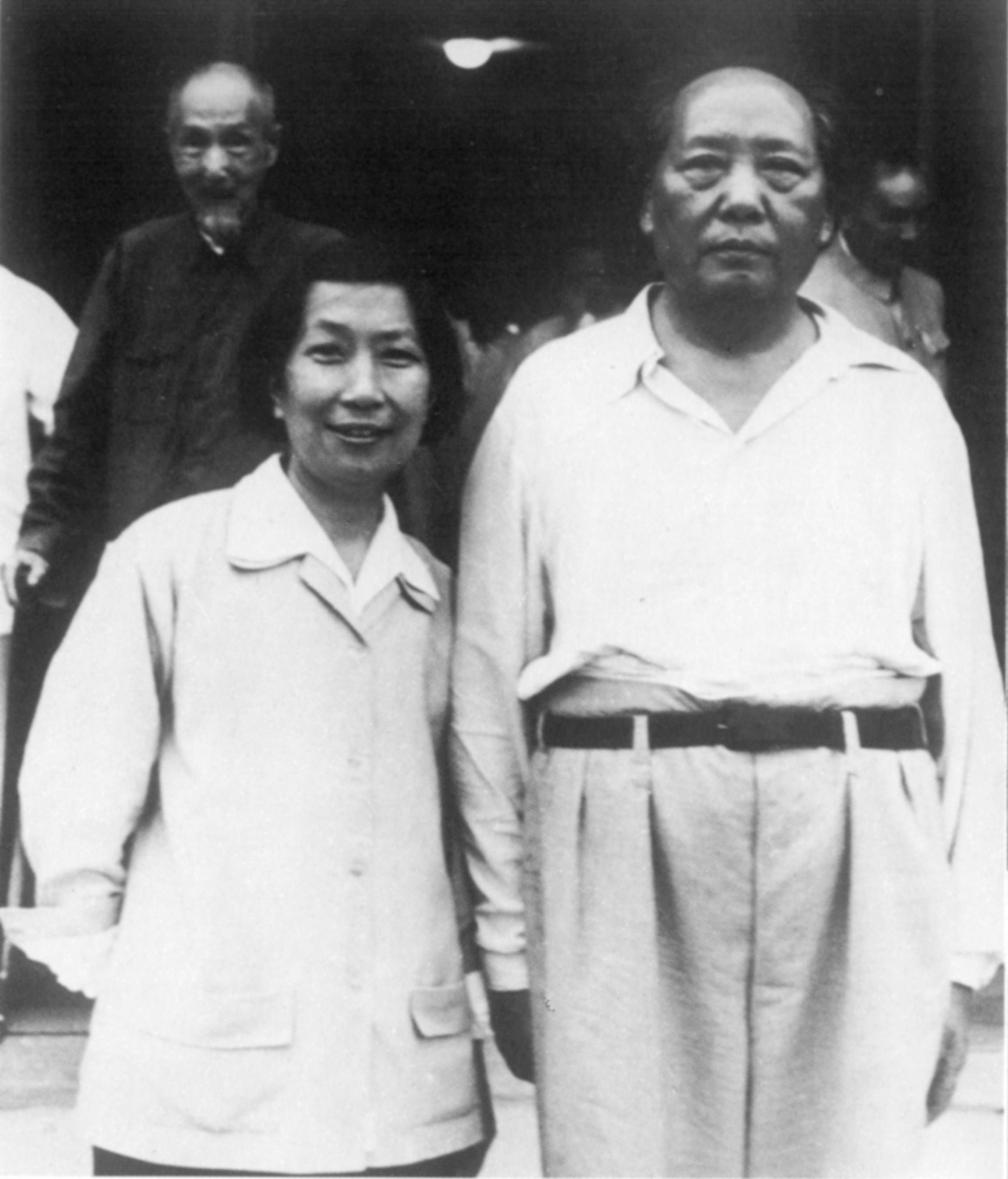 毛主席在蓉园一号楼前与李淑一的合影。.jpg