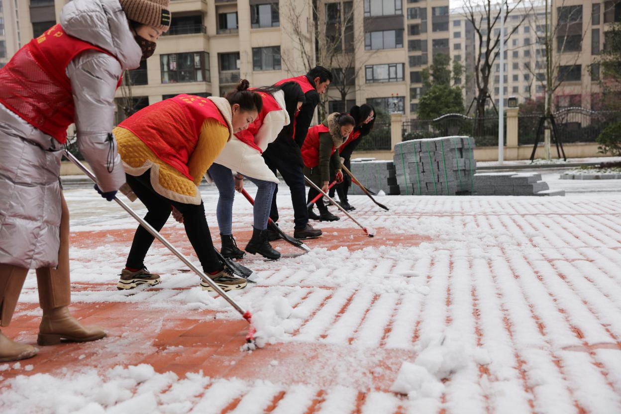 2月23日，酃湖乡清泉山社区工作人员正在清扫积雪。.jpg