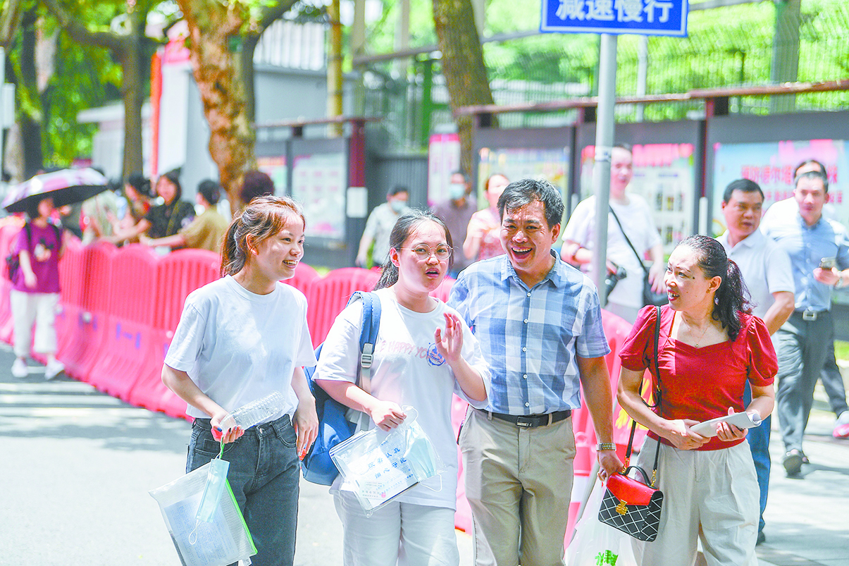 长沙市一中考点，父母用笑容迎接考试归来的考生.jpg