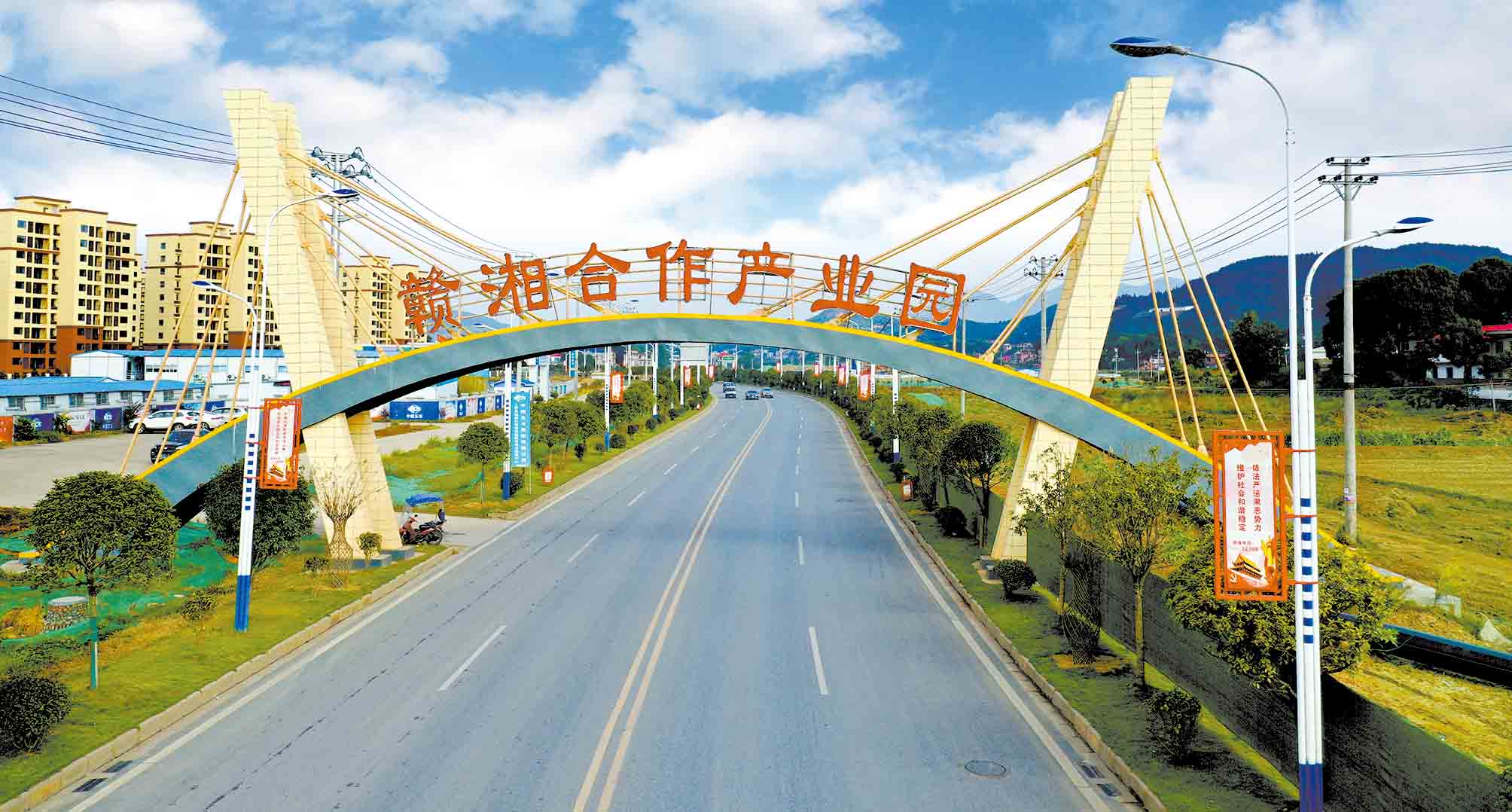赣湘合作产业园内交通基础建设完善.jpg