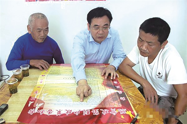 黄诗燕向贫困户讲解扶贫政策.jpg