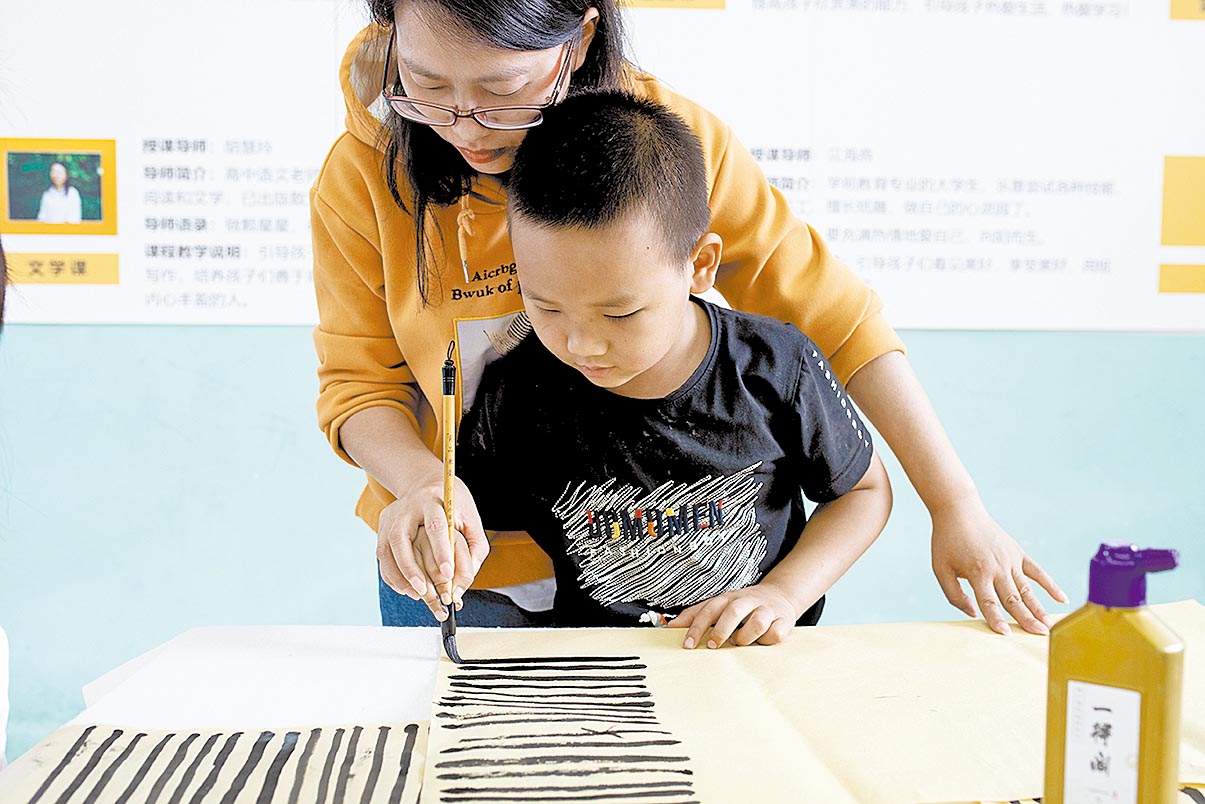 一横又一横，假期里，胡慧玲指导孩子书法(119825)-20220217175952.jpg