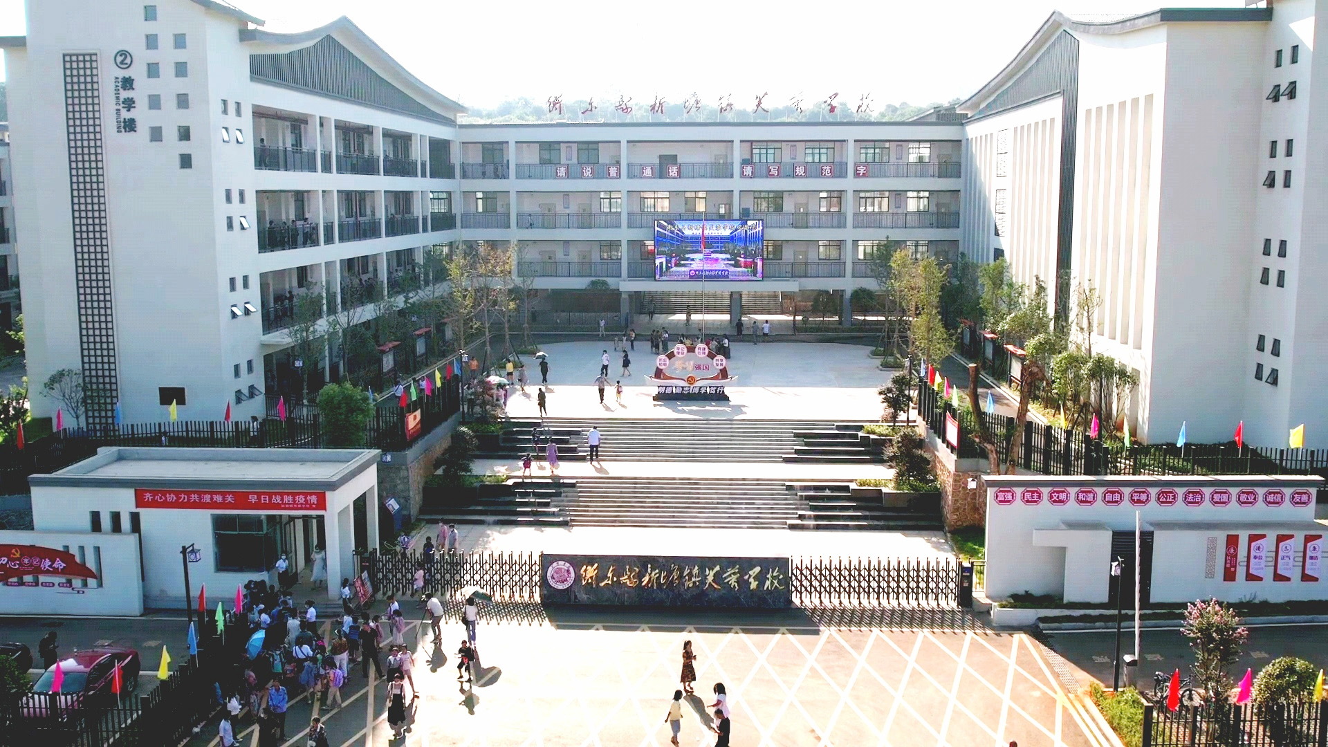 衡东县：芙蓉“花开”迎新生1.jpg