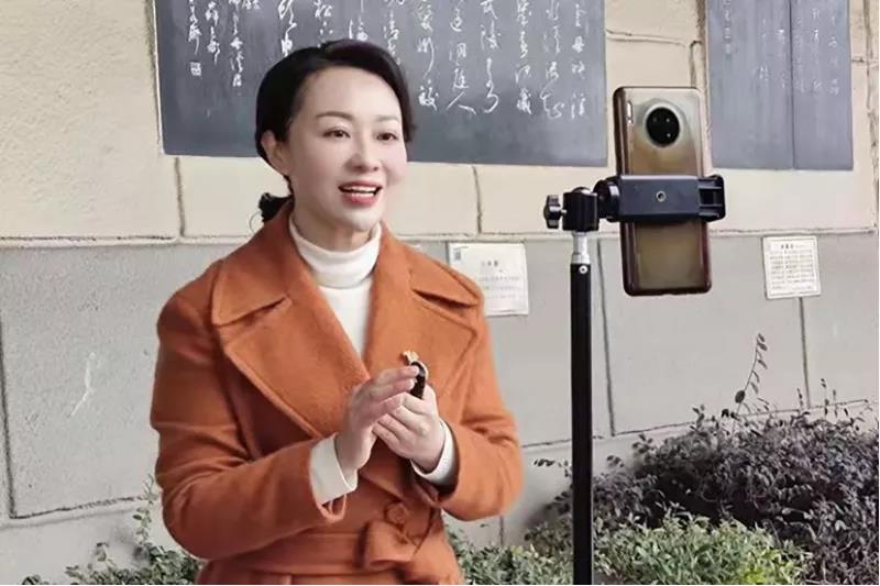 常德市政协委员易蓉现场直播.jpg