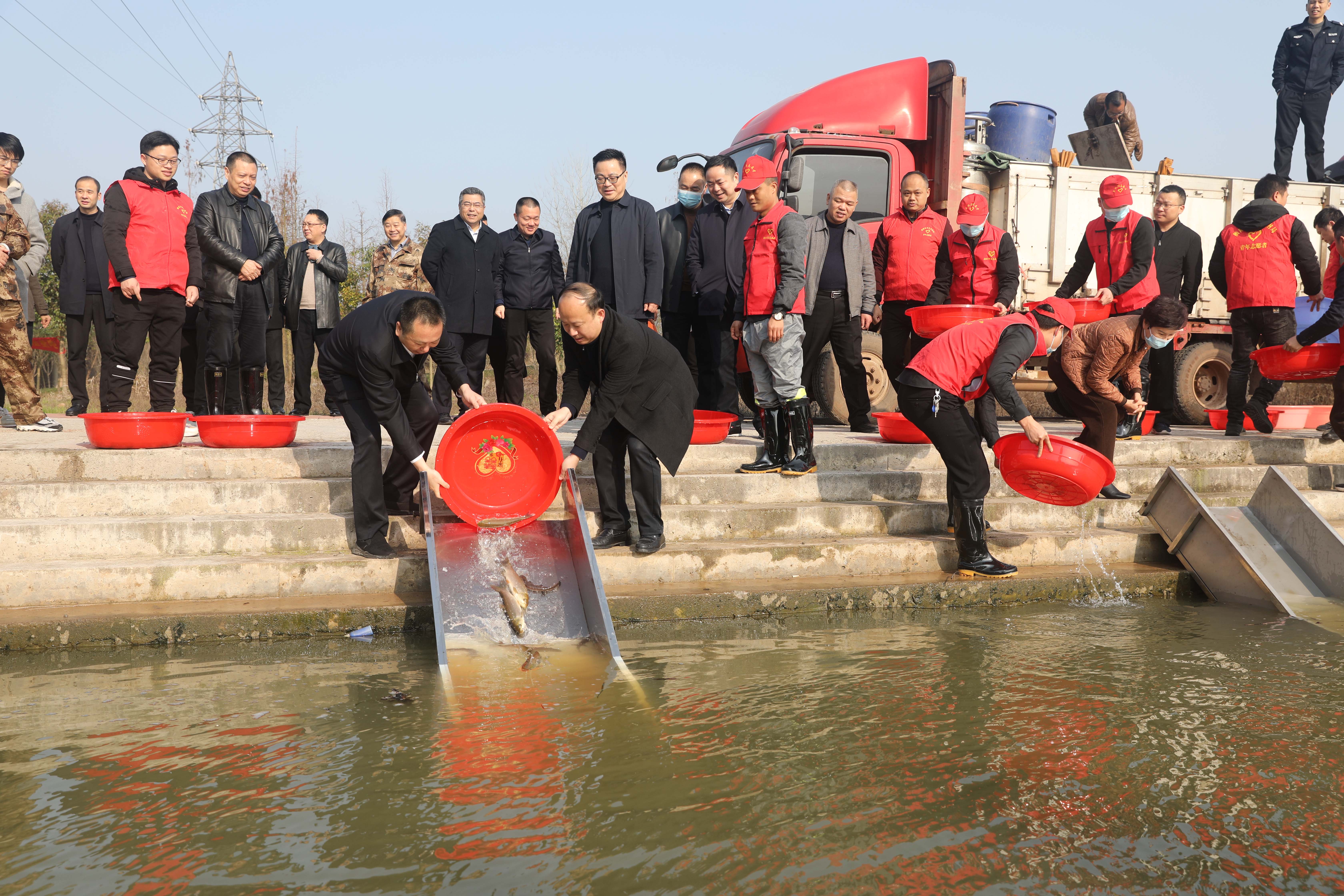 衡阳县委书记曾建华,衡阳县委副书记、县长孙浩正在投放鱼苗。.jpg