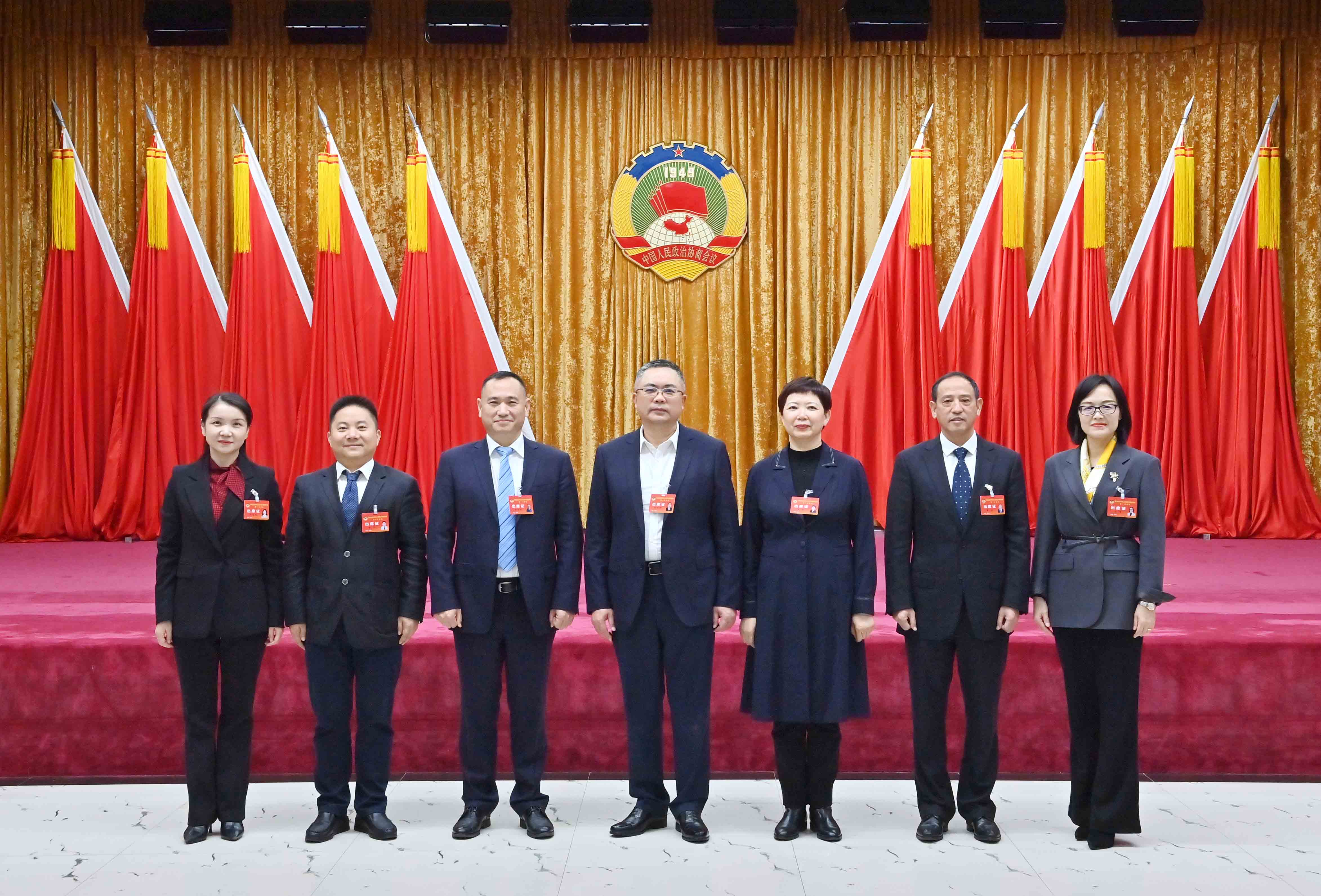 左起：秘书长易媛媛，副主席秦超、赵英华，主席张界贻，副主席黄会、蔡逸、王珊.jpg