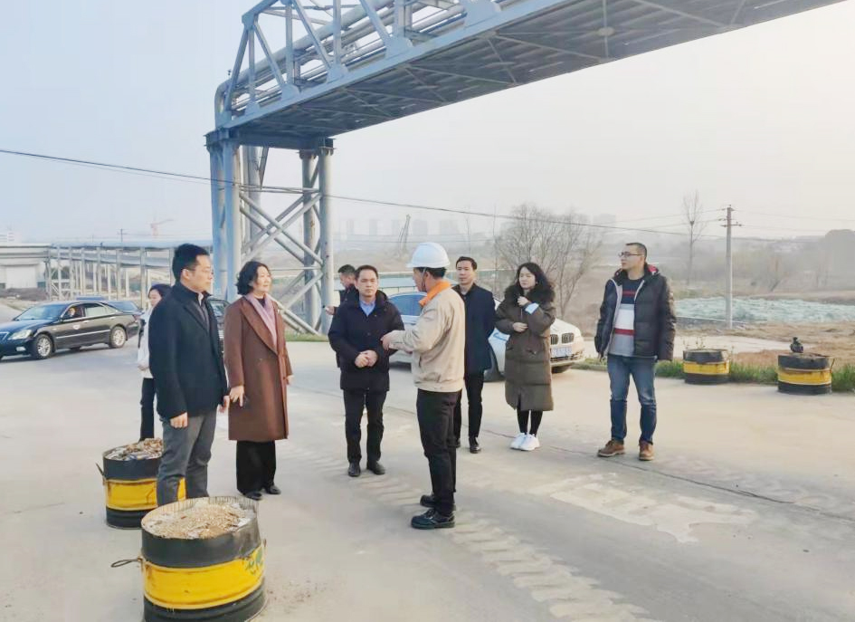 民建界政协委员在岳阳公用粮油码头调研。.jpg