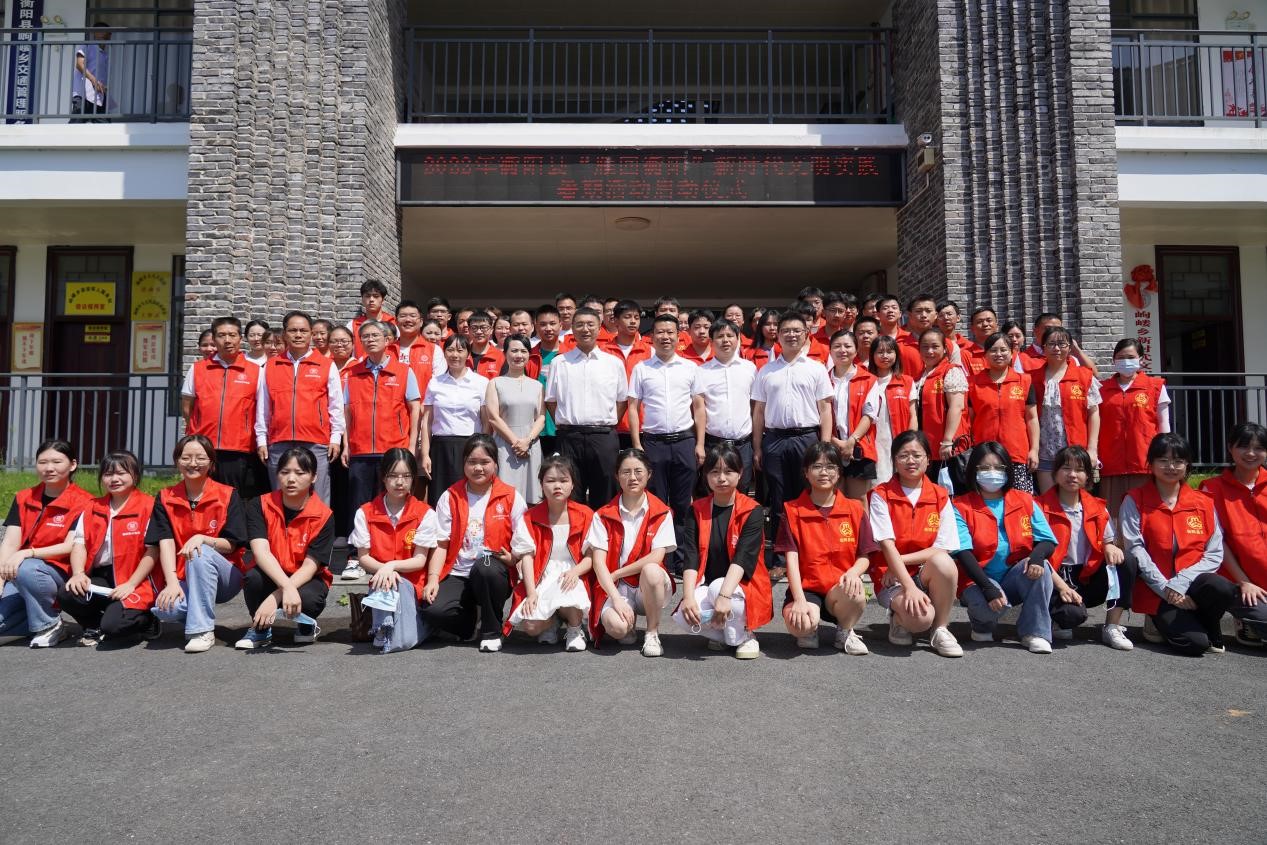 “雁回衡阳”返乡大学生志愿者代表合影.jpg