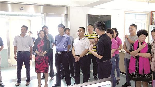 主席会议视察残疾人小秘书项目.jpg