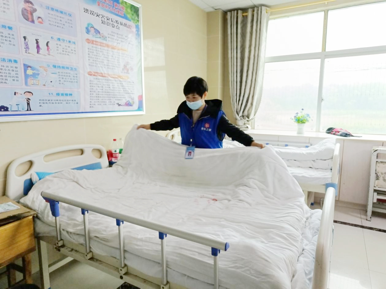 护理人员在整理棉被.jpg