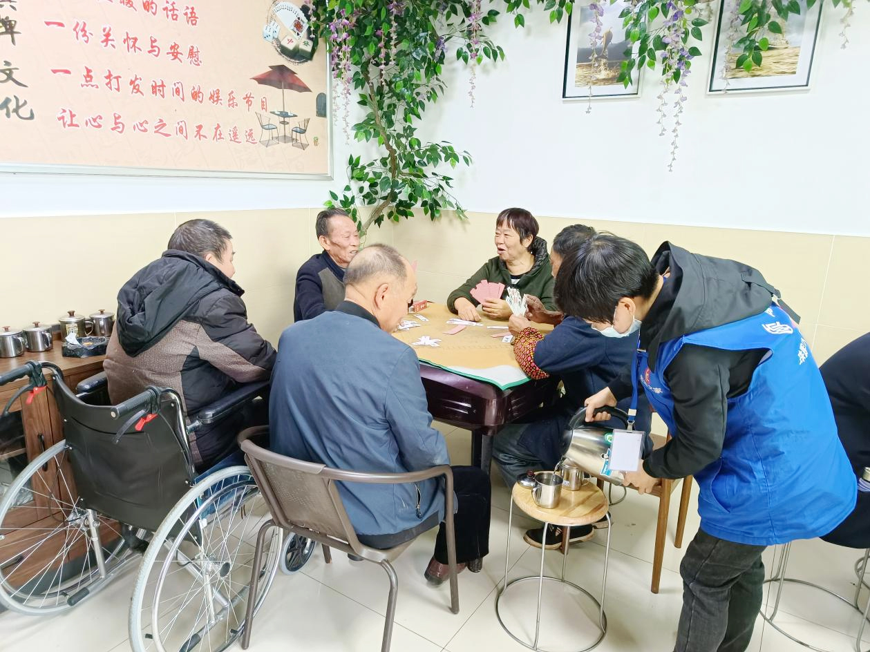 护理人员为娱乐的老人们倒茶送水.jpg
