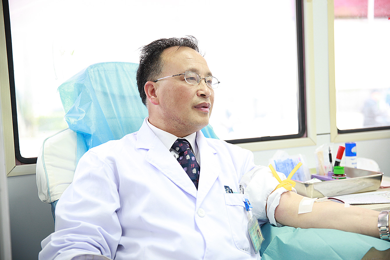 徐自强参加无偿献血  资料图.jpg