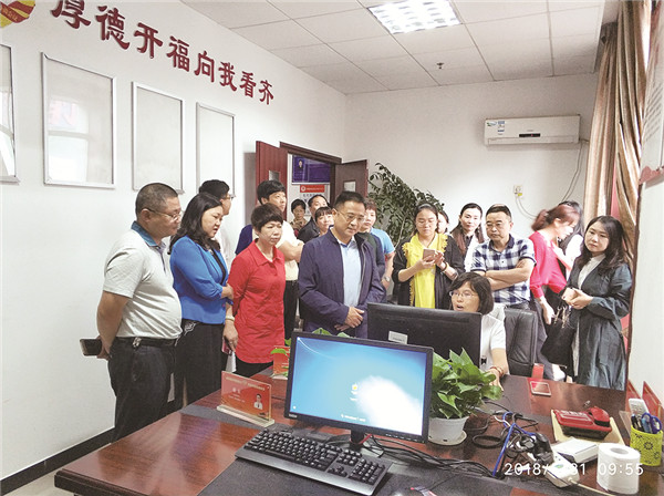 区政协主席熊建伟率队调研基层委员工作站.jpg