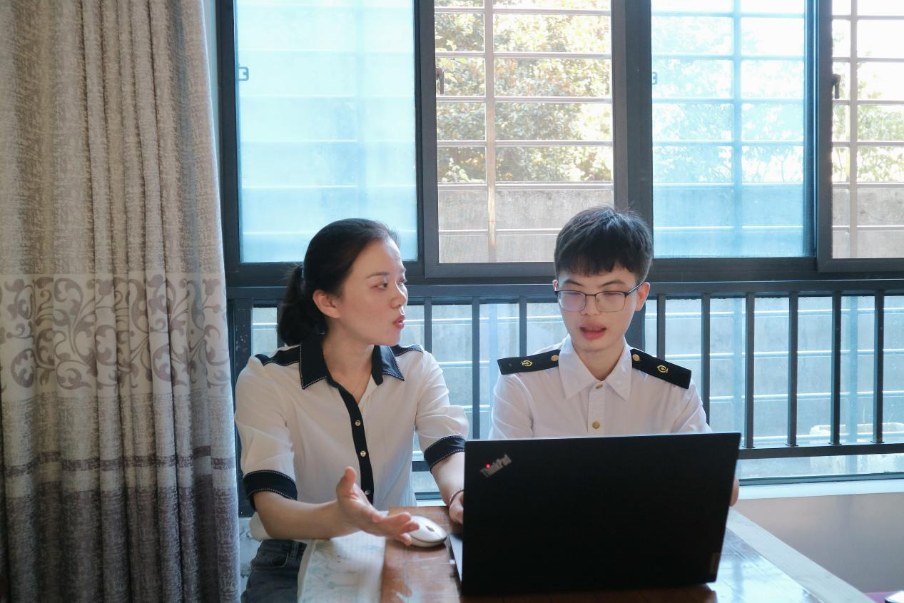 黄晓乾老师在指导学生.jpg