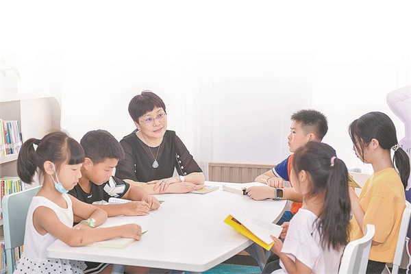“笨狼妈妈”汤素兰带着孩子们走进书的世界，度过了愉快的分享时光.jpg