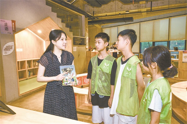吴尚正在给孩子们介绍图书共享流程.JPG