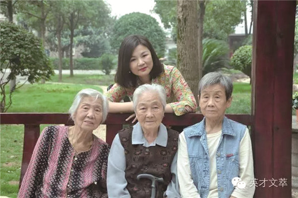 庄慧和老人们在一起.jpg