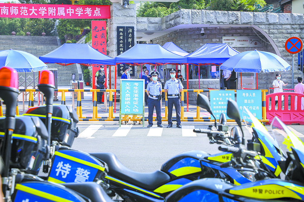 湖南师大附中考点，正在执勤的民警.jpg