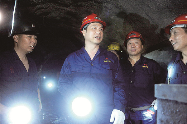 廖建湘“四不两直”检查安全生产.jpg