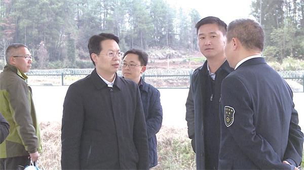 龙山县委书记刘冬生（左二）调研火车站建设进展情况.jpg