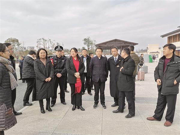 龙山县委副书记、县长时荣芬（右四）调研站前广场建设情况.jpg