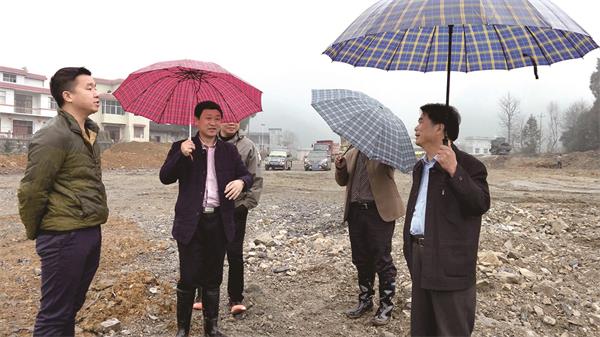省政协委员、龙山县政协主席、县黔张常铁路建设协调指挥部指挥长吴少叶（左二）在现场督促、调度工程建设情况.jpg