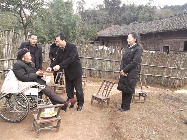 泸溪县政协主席胡成平走访慰问贫困户.jpg