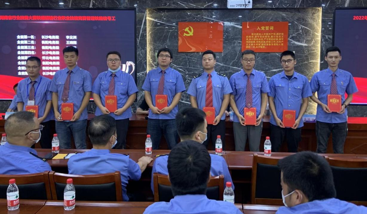 获奖选手上台领奖.jpg